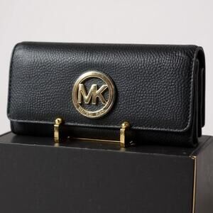 Michael Kors Fulton flap Continental black pebbled wallet | NWOT
￼